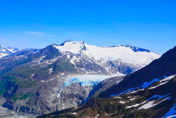 Κοιτάζοντας κάτω στον παγετώνα από το παράθυρο του ελικοπτέρου. Ήταν καταπληκτικό. Μια βόλτα με ελικόπτερο με θέα τον παγετώνα. Τζούνο, Αλάσκα, ΗΠΑ. Ιούνιος 2019. - Φωτογραφία, εικόνα