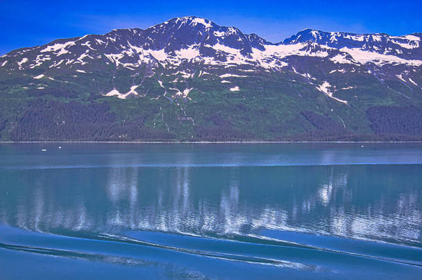 Круїзні судна виробляють брижі на поверхні озера. Засніжені гори. насолоджується виглядом на шельфовий льодовик з круїзного корабля. Аласка, уса. на 2018 рік. - Фото, зображення