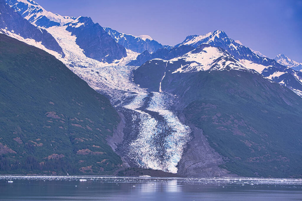 Különböző kilátás nyílik a jégpolcra nyáron. Élvezze a kilátást a jég polc a sétahajó. Alaszka, USA. 2019. július. - Fotó, kép