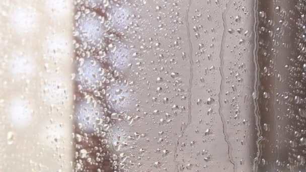 Gotas de chuva em vidro. Janela num dia chuvoso. Umedeça o vidro com grandes gotas de água ou chuva. - Filmagem, Vídeo