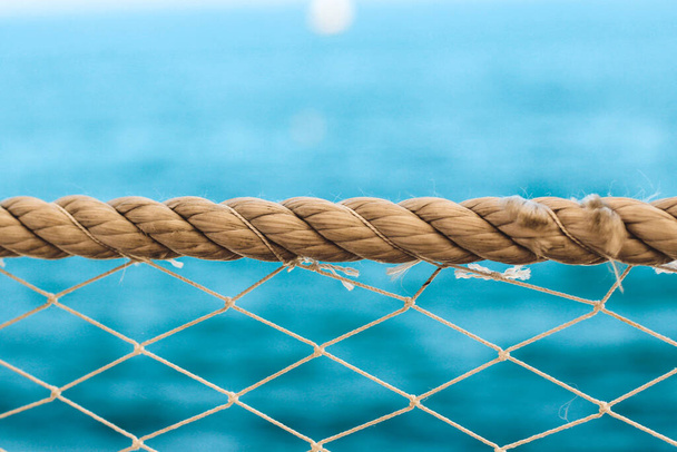 nautische Textur Seil und Netz mit Schiff auf dem Hintergrund des Meerwassers. - Foto, Bild