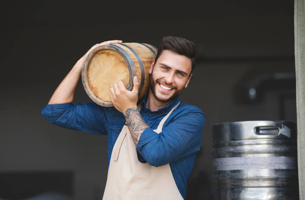Удовлетворенный успешный работник или пивовар и положительное выражение лица - Фото, изображение