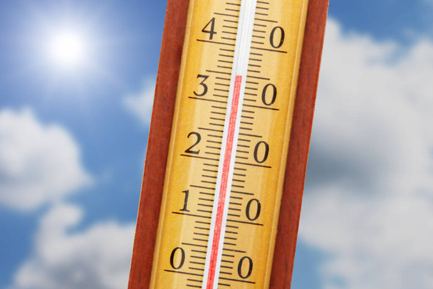 Термометр ртути. Летняя жара или концепция глобального потепления. - Фото, изображение