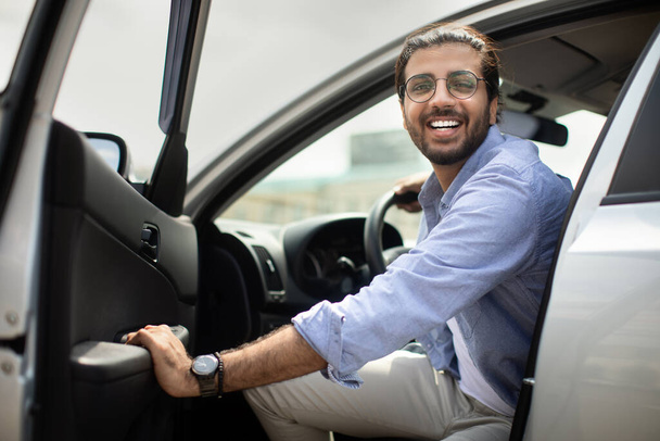 Ενθουσιασμένος Ινδός που μπαίνει στο αυτοκίνητο, κάνοντας test-drive - Φωτογραφία, εικόνα