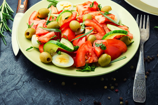 Salade de tomates, concombres, olives et œufs de légumes frais Salade diététique - Photo, image