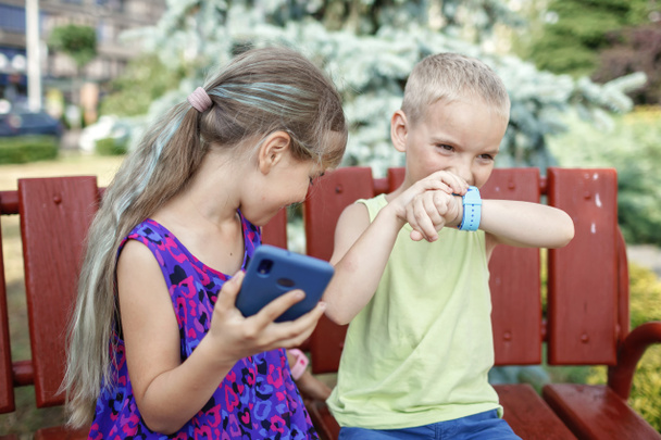 Kinder nutzen Smartwatches mit Interesse, Sorgfalt und Kontrolle der Eltern, neue Technologie für Kinder - Foto, Bild