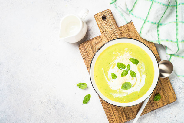 Okurková polévka se špenátem a bylinkami na bílo. - Fotografie, Obrázek