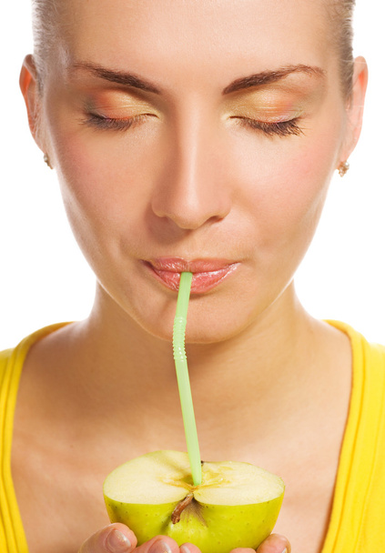 Bella ragazza beve succo di mela naturale
 - Foto, immagini
