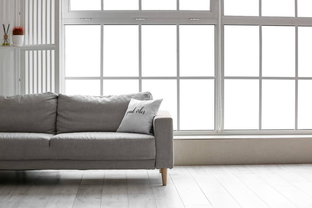 Комфортний диван біля вікна в кімнаті
 - Фото, зображення