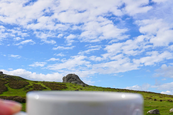 Haytor Rocks, o marco mais famoso de Dartmoor, é um tor de granito na borda leste de Dartmoor em Devon, Reino Unido. dia ensolarado. - Foto, Imagem