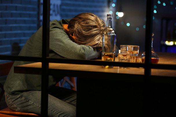 Nieprzytomny pijany mężczyzna późnym wieczorem w domu - Zdjęcie, obraz
