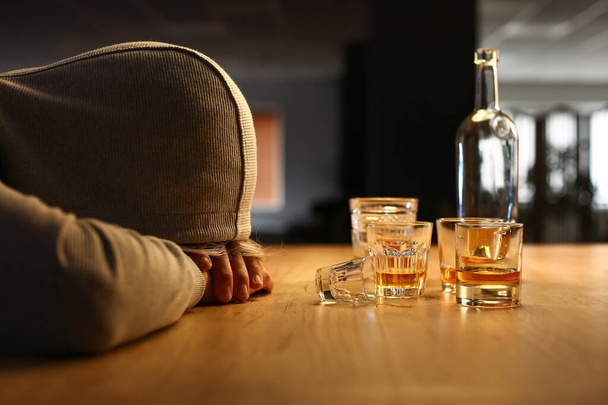 V bezvědomí opilý muž pozdě večer doma, detailní záběr - Fotografie, Obrázek