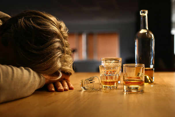 Hombre borracho inconsciente tarde en la noche en casa, primer plano - Foto, imagen