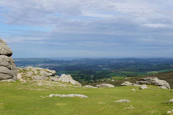 Haytor Rocks, le point de repère le plus célèbre de Dartmoor, est un granit tor sur le bord est de Dartmoor dans le Devon, Royaume-Uni. journée ensoleillée. - Photo, image