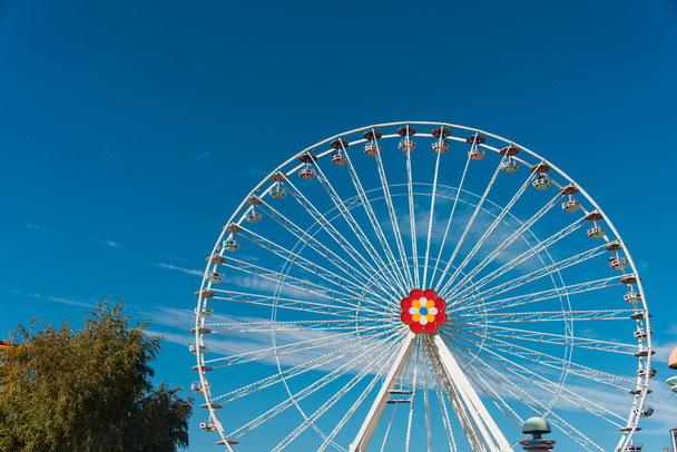 Ferris wiel in entertainmentcentrum - Foto, afbeelding