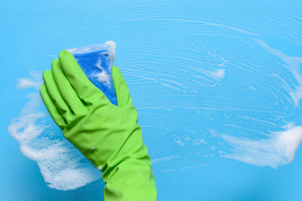 Nő szivacs tisztítása színes felület - Fotó, kép