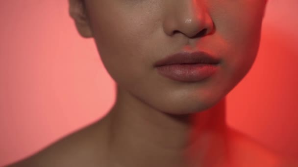 bijgesneden weergave van jonge vrouw met perfecte huid op roze - Video