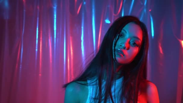 asiatique jeune femme avec brillant peau posant sur rose et bleu  - Séquence, vidéo