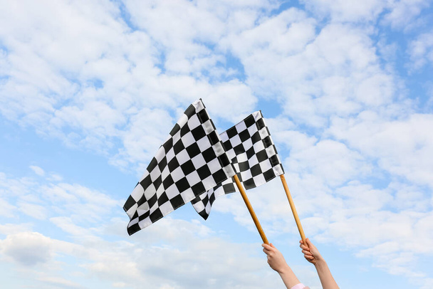 Жінка з гоночними прапорами на відкритому повітрі
 - Фото, зображення