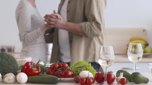Unerkennbares Paar mittleren Alters tanzt bei romantischem Date in Küche - Filmmaterial, Video