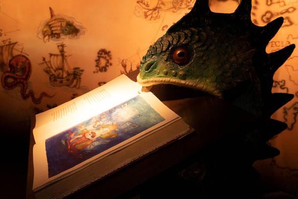 dragón de hadas con libro de fantasía leyenda mágica de dibujos animados - Foto, Imagen