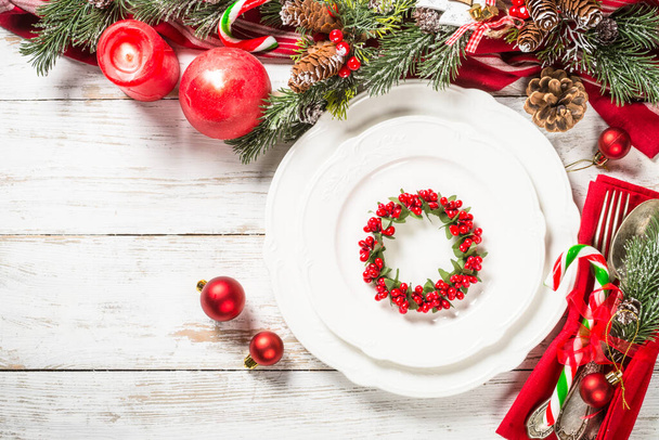 Karácsonyi asztal beállítása ünnepek dekorációk fehér fa asztal. - Fotó, kép