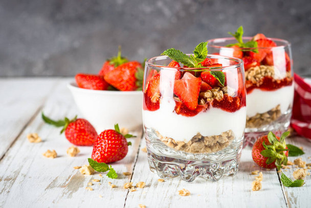 Griechisches Joghurt-Parfait mit Erdbeere. - Foto, Bild