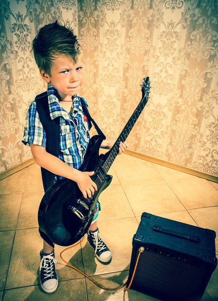 Маленький мальчик с рок-гитарой
 - Фото, изображение