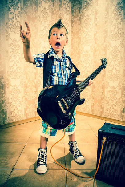 mały chłopiec z gitarą rock - Zdjęcie, obraz