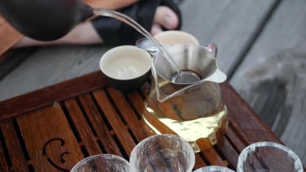 τσάι τελετή υπαίθριο τσάι σύμφωνα με μια παραδοσιακή συνταγή - Πλάνα, βίντεο