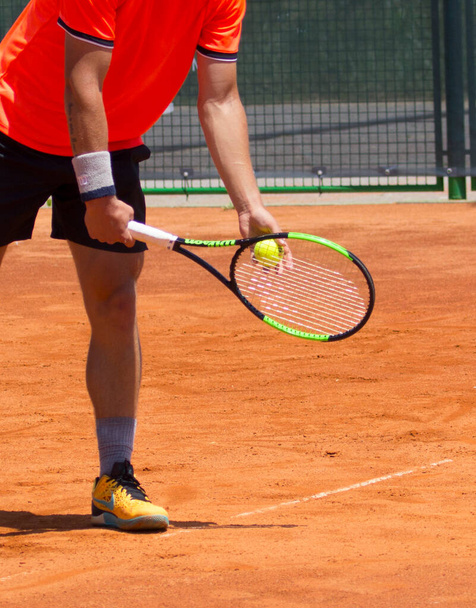 Теннисист с ракеткой в руке - Фото, изображение