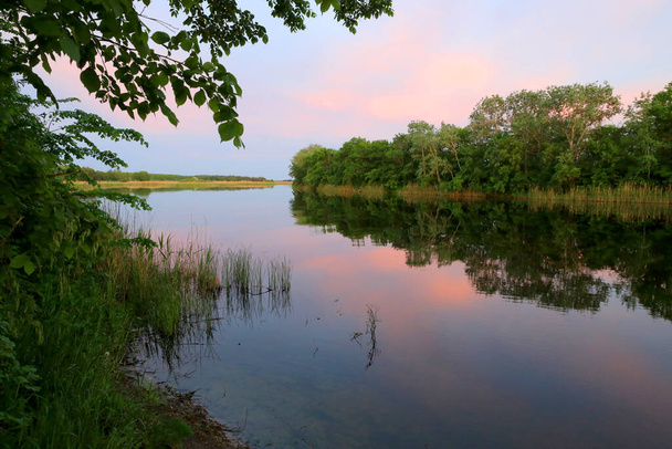 csendes esti táj nyári folyó Ukrajnában - Fotó, kép