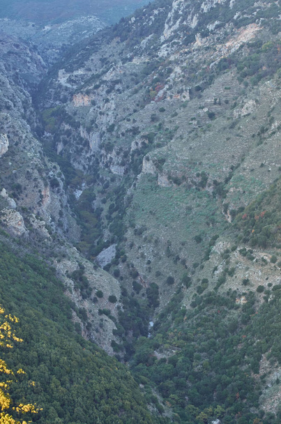 Luonnonmaisemat kuuluisalta Ridomo-rotkolta Taygetus-vuorelta. Kuilu on syvä ja runsaasti geomorfologisia muodostuma elementtejä sijaitsee lähellä Kentro Avia ja Pigadia Villages Mani alueella, Messenia, Kreikka - Valokuva, kuva