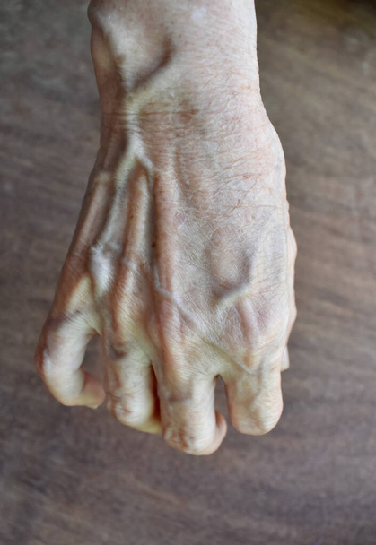 Kaakkois-Aasialainen, Myanmarin vanhan naisen käsi. Ihon rypyt, löysää ihoa ja laskimot osoittavat ikääntymistä. - Valokuva, kuva