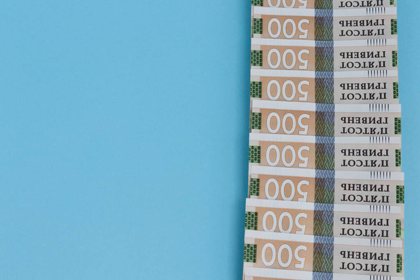 Billetes ucranianos sobre fondo azul con lugar para texto. - Foto, Imagen