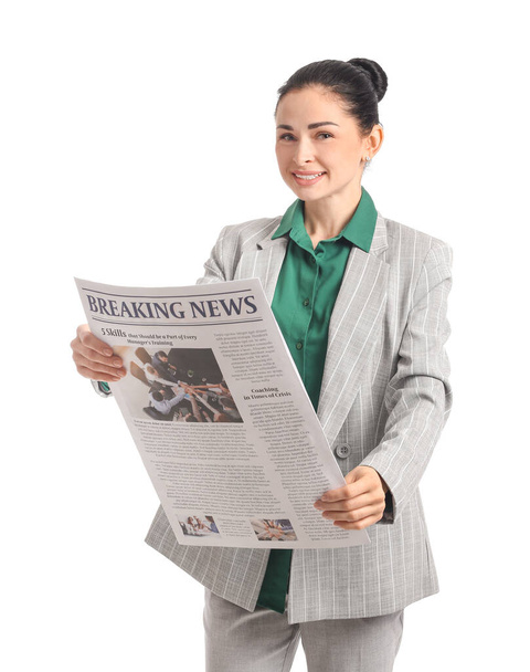 Joven empresaria leyendo periódico sobre fondo blanco - Foto, Imagen