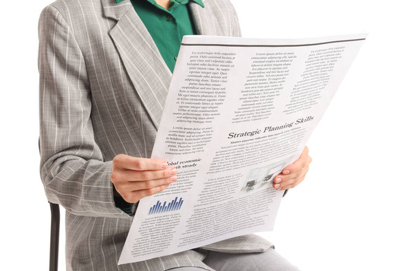 Mladá podnikatelka čtení novin na bílém pozadí - Fotografie, Obrázek