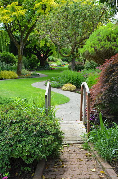 Pathway to garden - 写真・画像