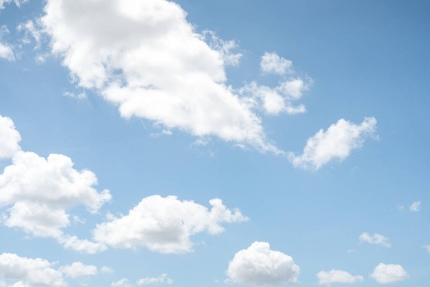 Облачное и ясное голубое небо летом с пространством для копирования - Фото, изображение