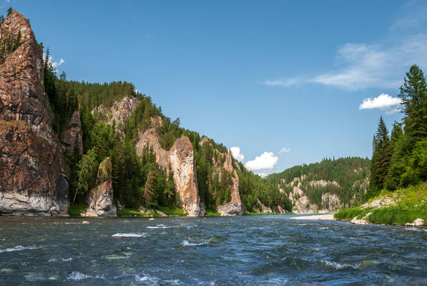 Sibirya 'nın manzarası. Kiya Nehri, dağ kıyıları ve Kemerovo bölgesindeki yeşil ormanlar. Mavi gökyüzü ve bulutlu gündüz manzarası. - Fotoğraf, Görsel