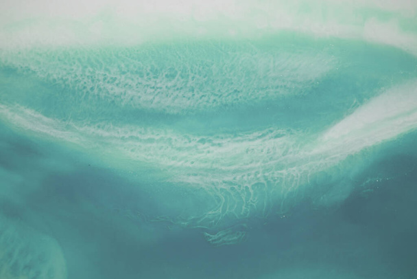 Χρώμα υφής υγρού ροής. μοντέρνας τέχνης. αφηρημένη εποξειδική ρητίνη ζωγραφική. Πράσινα κύματα με μπρούντζο. αφηρημένο ψηφιακό χαρτί πρόστιμο μοτίβο τέχνης. - Φωτογραφία, εικόνα