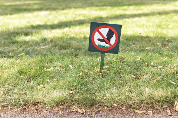 Bahçede bir tabela var. Çimenlerde yürümeyi yasaklayan bir tabela var.. - Fotoğraf, Görsel