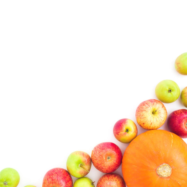 Beyaz arka planda elma meyveleri ve balkabağı ile besin çerçevesi. Düz yatış, üst görünüm - Fotoğraf, Görsel