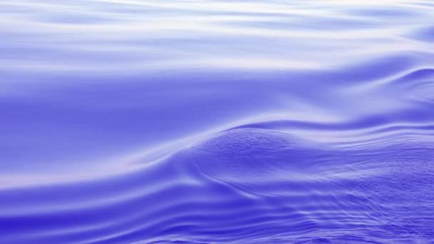 青い波状の背景。海面は滑らかに動き、リップルを形成します。自然の平和と穏やかな、深い青色の北太平洋です。クルーズ船に乗って. - 映像、動画