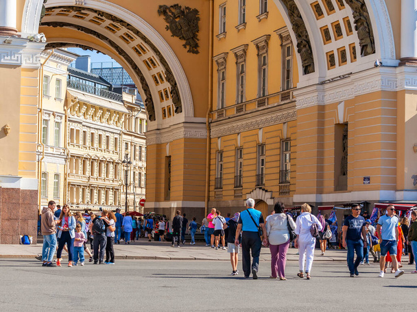 St. Petersburg, Russia, July 23, 2021. View of the street in historical part of the city. Arch of the General Staff  - Foto, Imagem