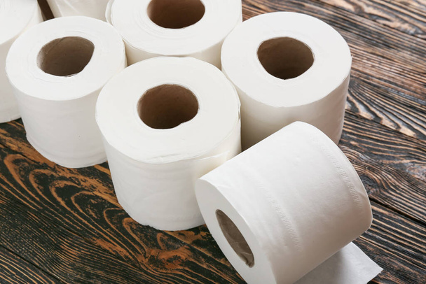 Role toaletního papíru na dřevěném pozadí - Fotografie, Obrázek