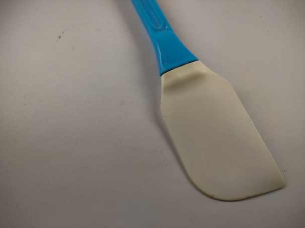 photo d'une spatule en caoutchouc isolée sur fond blanc - Photo, image