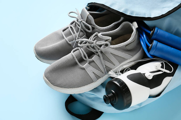 Spor ayakkabılı sırt çantası, su şişesi, ip atlama ve kulaklık, yakın plan. - Fotoğraf, Görsel