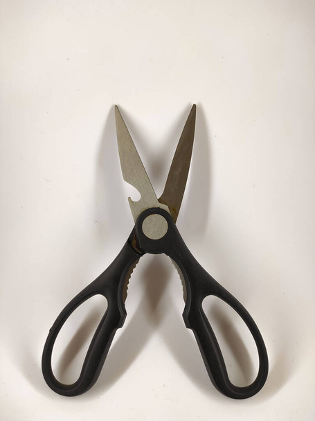 fotografie z černé nerezové oceli nůžky izolované na bílém pozadí - Fotografie, Obrázek