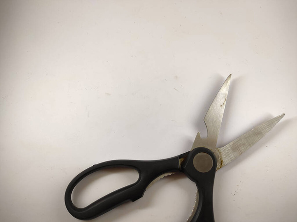 фото черных ножниц из нержавеющей стали, изолированных на белом фоне - Фото, изображение